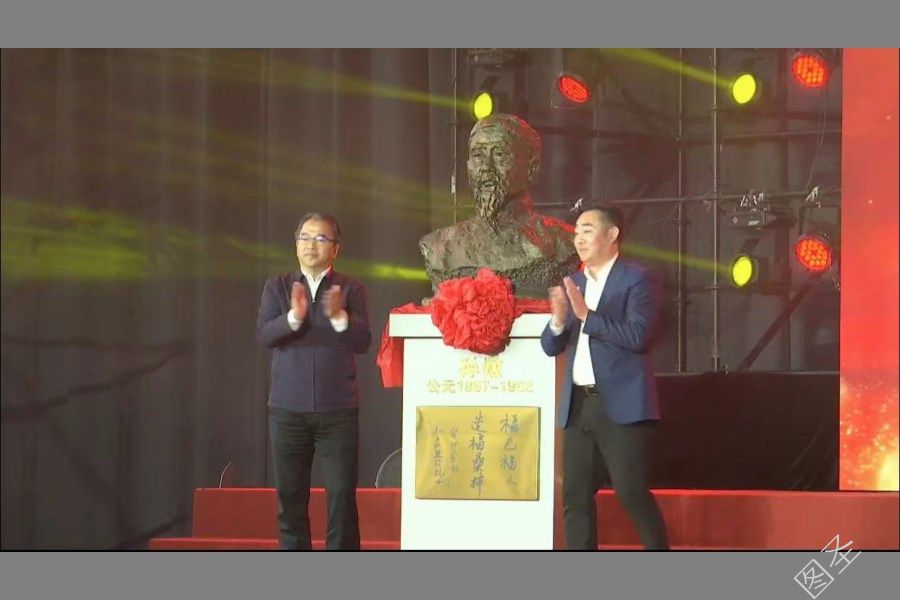 孙儆塑像